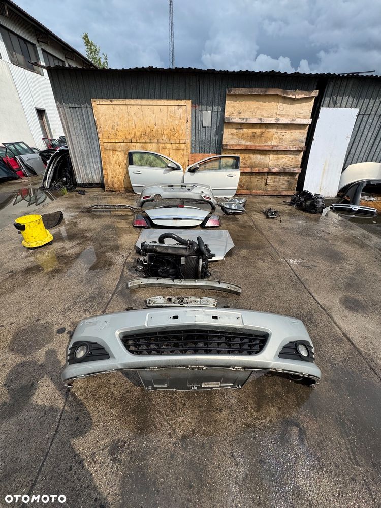 Opel astra H z157 szary srebrny  maska    Lampy przód przednie bi xenon kompletne 400sztuka prawa lewa   Klapa tył tylnia gtc 3 drzwi Coupe 300zl   Zderzak tył tylni opc 300zl   Drzwi przód przednie prawe lewe 300sztuka   Lusterko prawe lewe 100zl sztuka   Lampy tył tylne prawa lewe 100szt  Maska 300zl   Pas przedni 1.9 diesel kompletny z chłodnicami wentylatorami 450 zł   Grill -150 zł   Belka przód 100zl   Zderzak przedni 250 zł   Szybka wysyłka - 10
