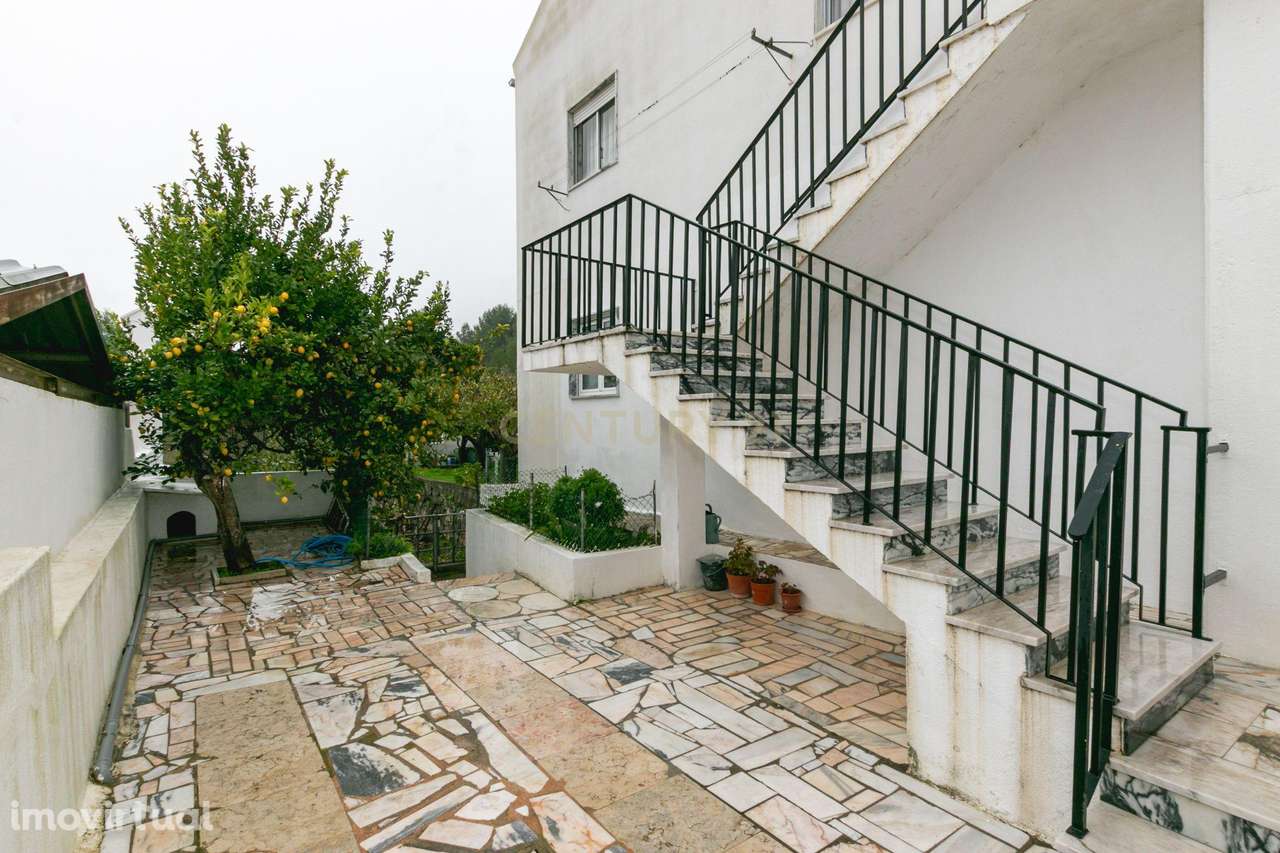 Moradia Bifamiliar com muito potencial - Grande imagem: 2/53