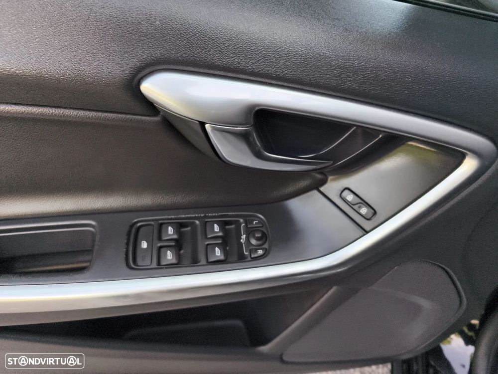 Volvo V60 2.4 D6 Momentum AWD Phev - 17