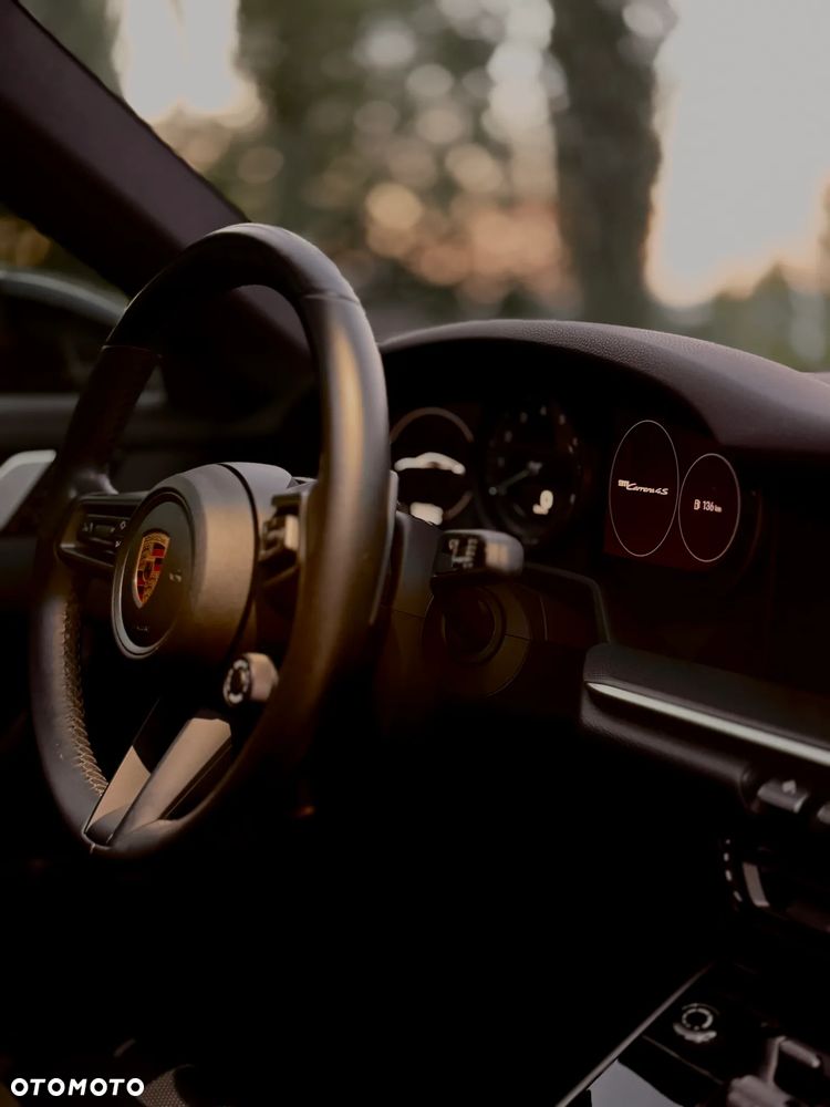 Porsche 911 Carrera 4S - 30