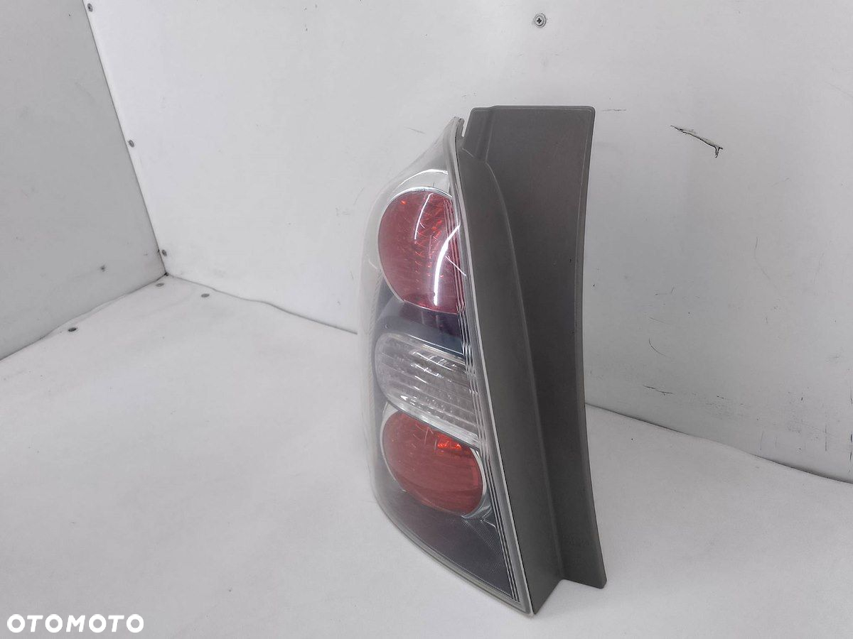 LAMPA TYLNA LEWA TOYOTA COROLLA VERSO II 2.2 D-4D - 4