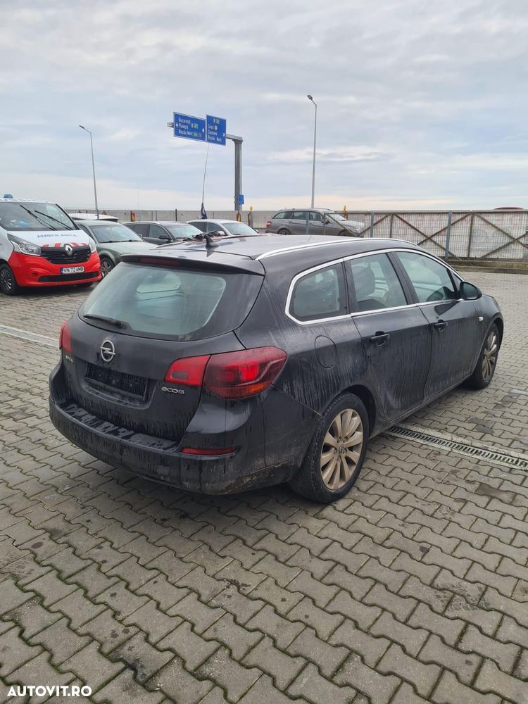 Dezmembram Opel Astra J 1.7 diesel din 2012 - 4