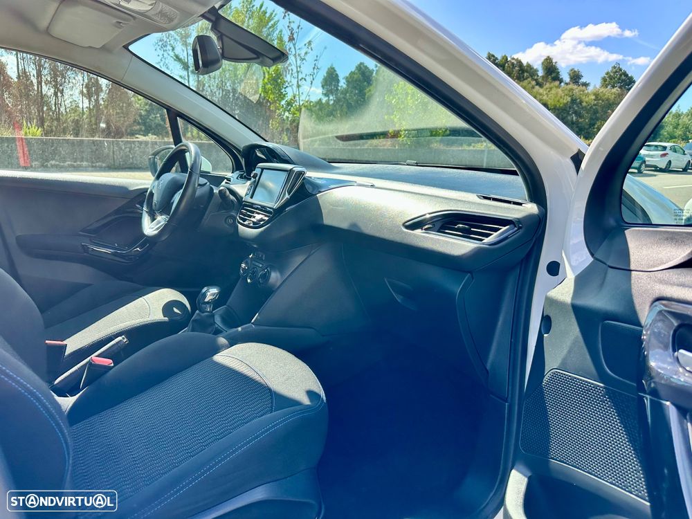 Peugeot 208 1.2 PureTech Signature - 29