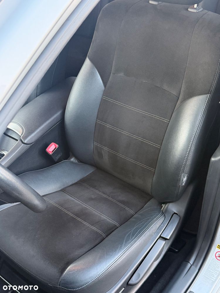 Toyota Avensis 1.8 Sol plus NAVI - 18
