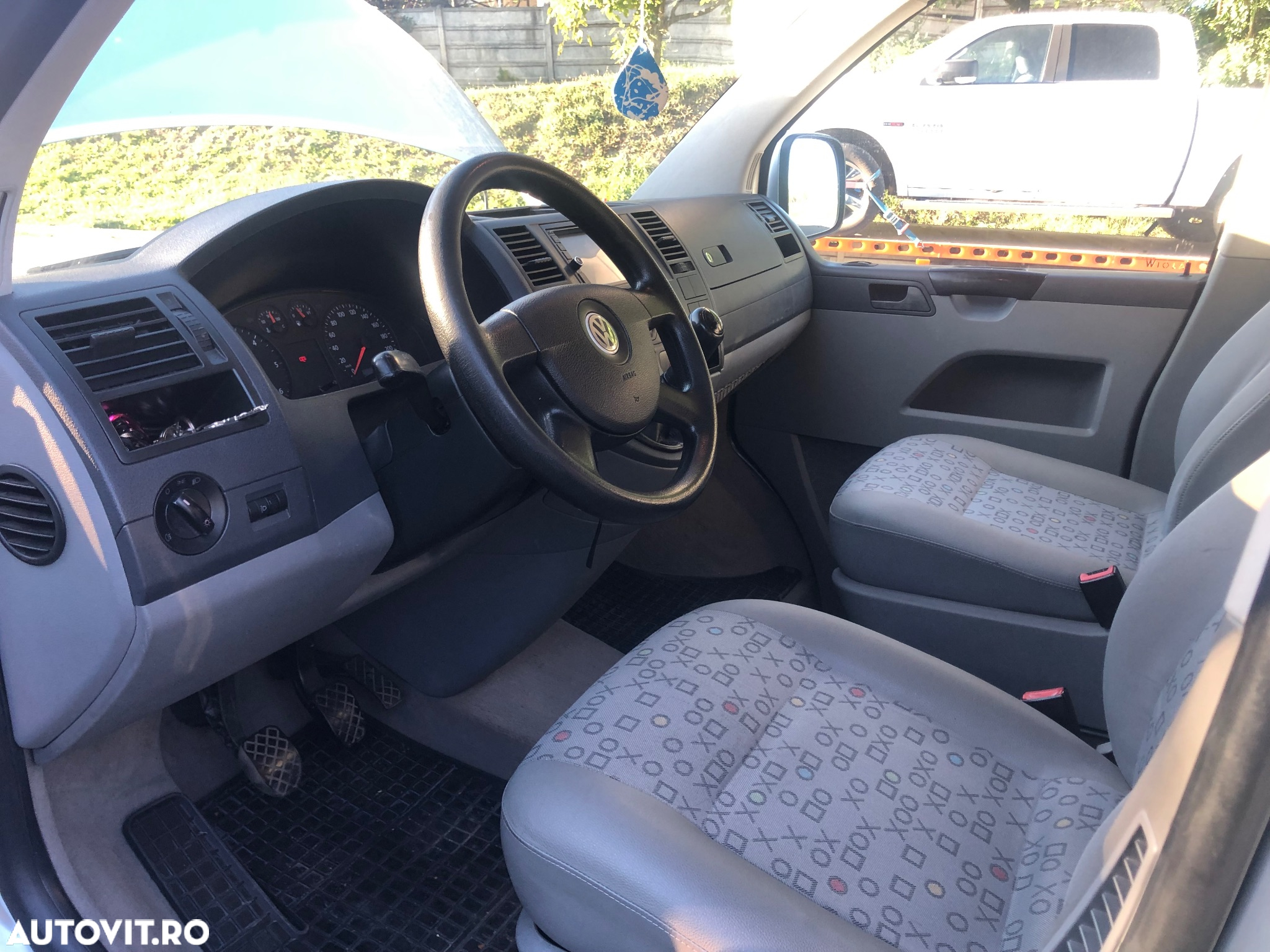 Volkswagen Caravelle - 8