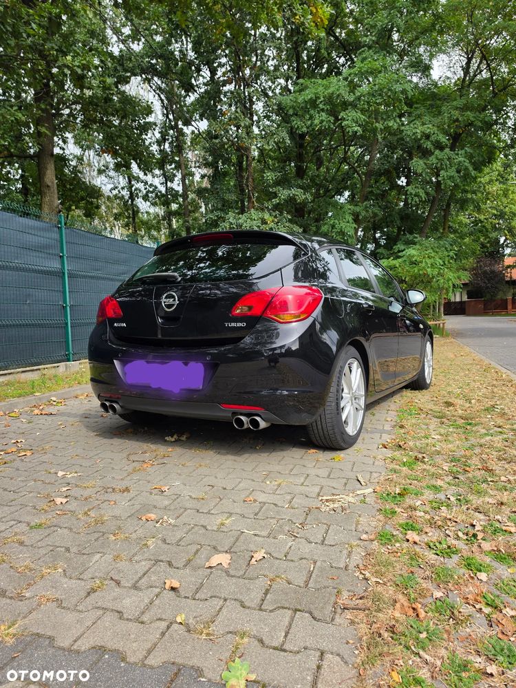 Opel Astra 2011 photo 2