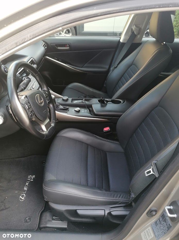 Lexus IS 300h Elegance - 12