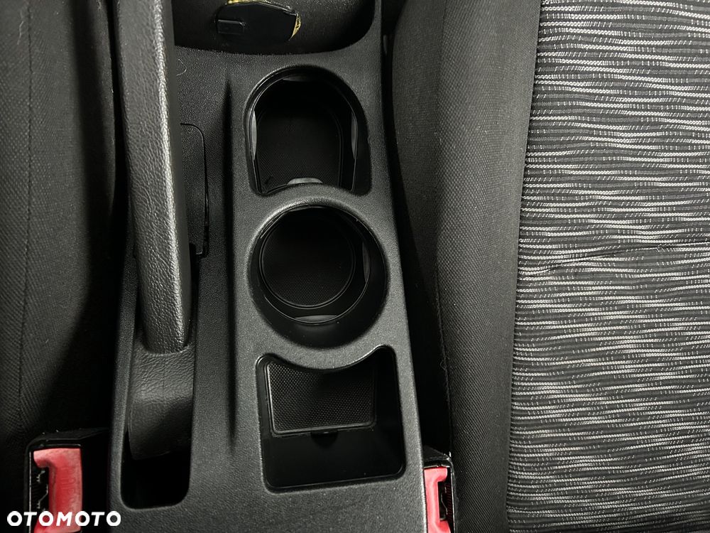 Kia Ceed - 33