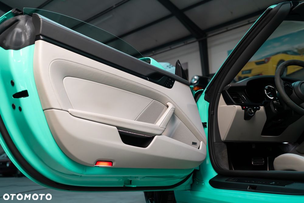 Porsche 911 Carrera 4 GTS - 16