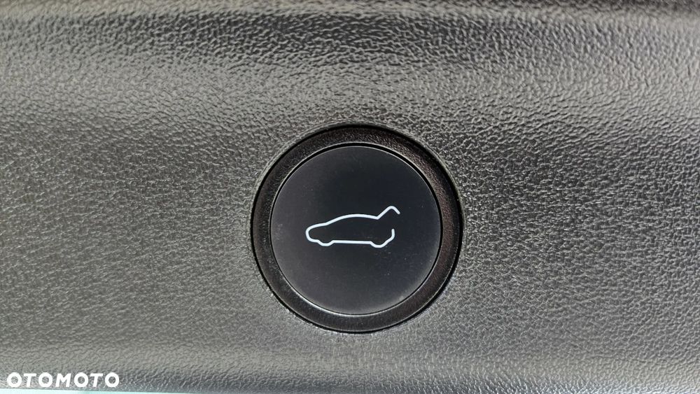 Tesla Model Y Long Range Dual Motor AWD - 30