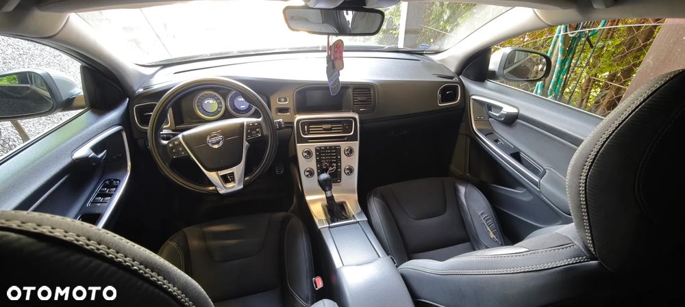 Volvo V60 D3 R-Design - 11