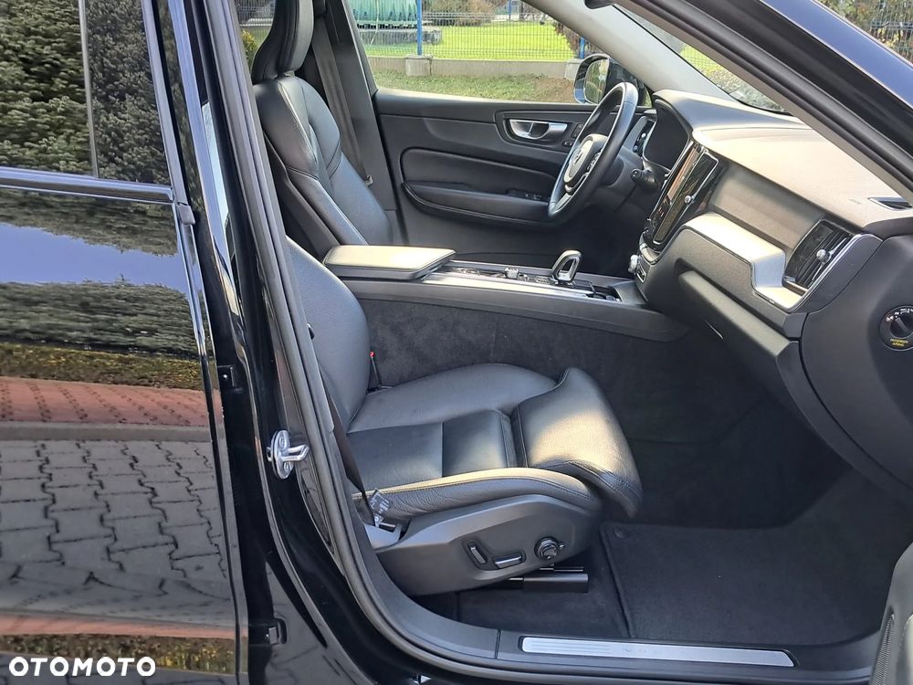 Volvo XC 60 B4 D Plus Dark - 23