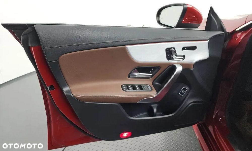 Mercedes-Benz CLA 250 4-Matic Progressive 7G-DCT - 24