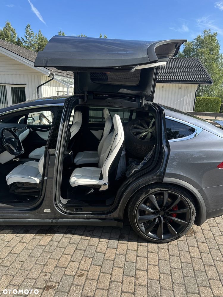 Tesla Model X - 15