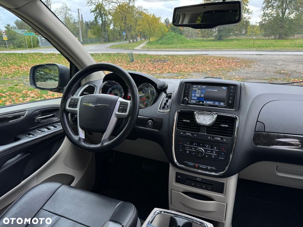 Chrysler Town & Country - 11
