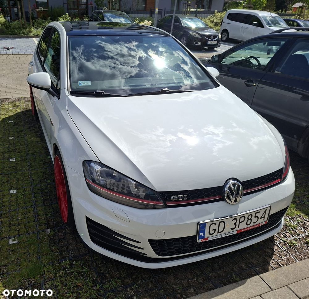 Volkswagen Golf - 1