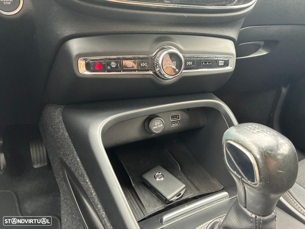 Volvo XC 40 1.5 T3 Momentum Tech Edition - 21