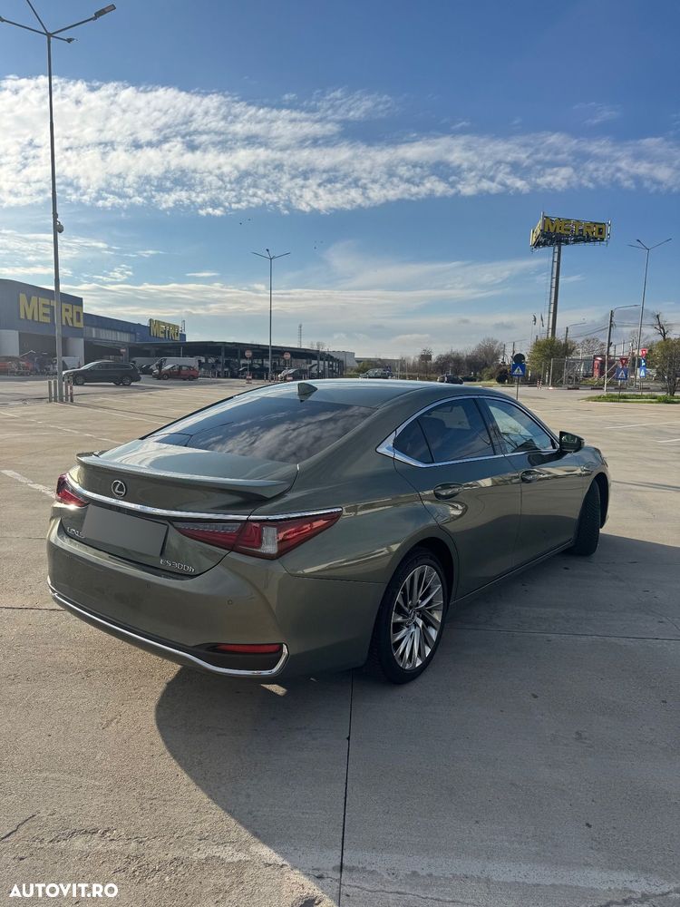 Lexus Seria ES 300h 2.5 TNGA HV 25H- 4X2 CVT Luxury - 4