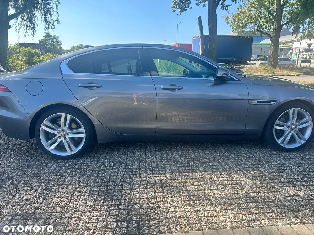 Jaguar XE 2.0 D180 R-Dynamic S - 33
