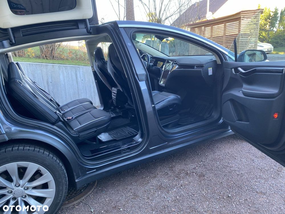 Tesla Model X - 25