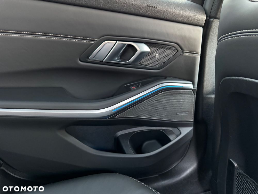 BMW Seria 3 330e M Sport - 24