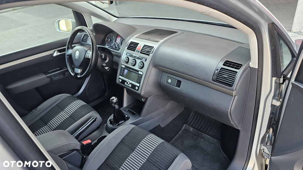 Volkswagen Touran - 16