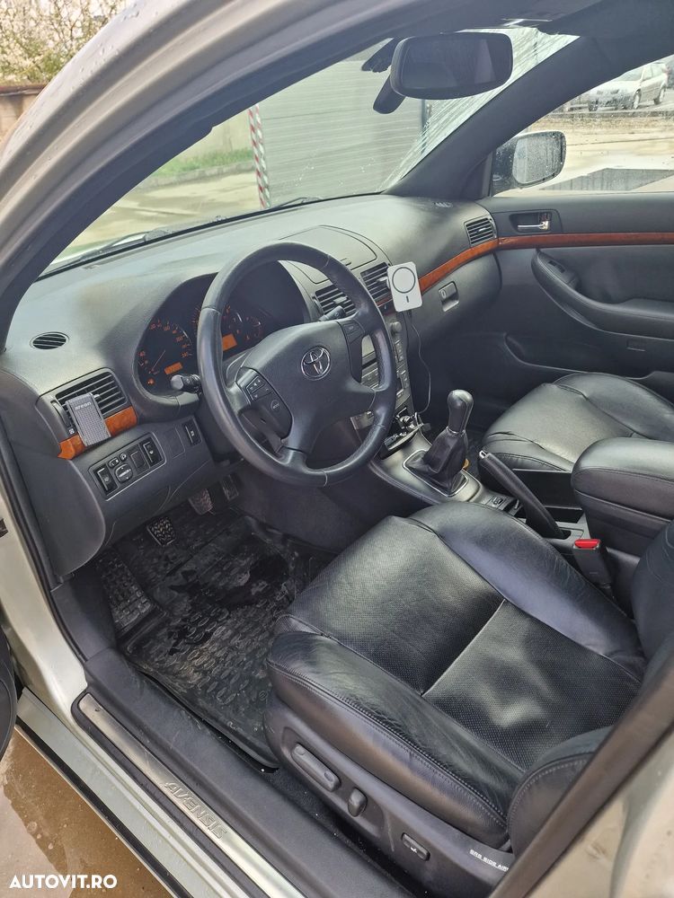 Toyota Avensis 2.0 Luxury - 7