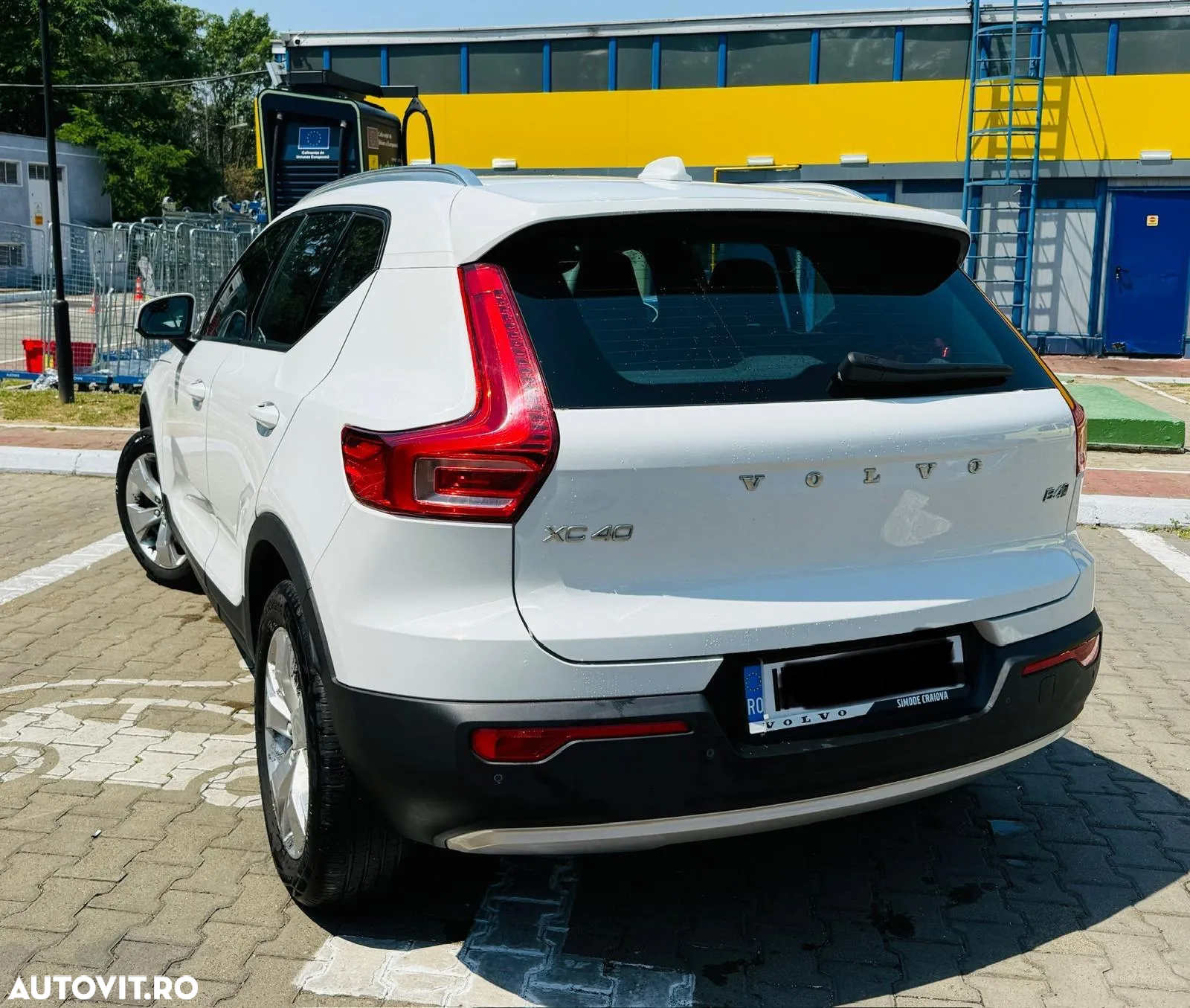 Volvo XC 40 B4 AT8 AWD Mild Hybrid Momentum Pro - 4