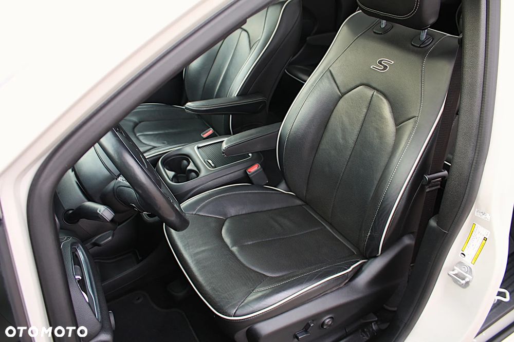 Chrysler Pacifica - 12