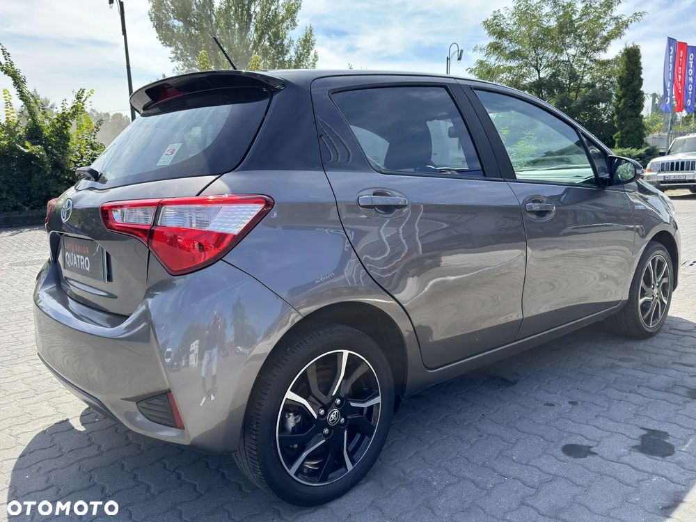 Toyota Yaris Hybrid 100 Selection Platinum - 4