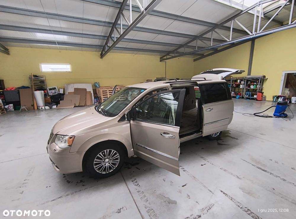 Chrysler Town & Country 3.6 Limited - 18