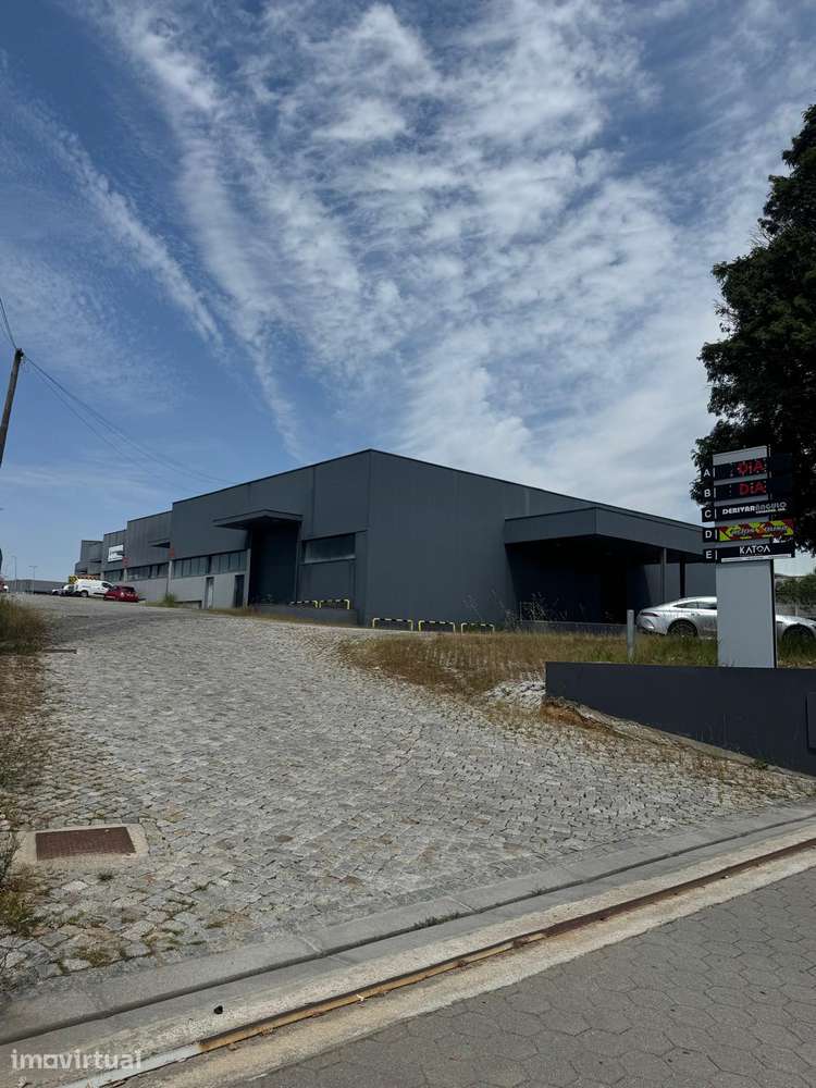 Armazém Industrial com Cais de Carga e Escritórios em Guijó - Grande imagem: 2/8