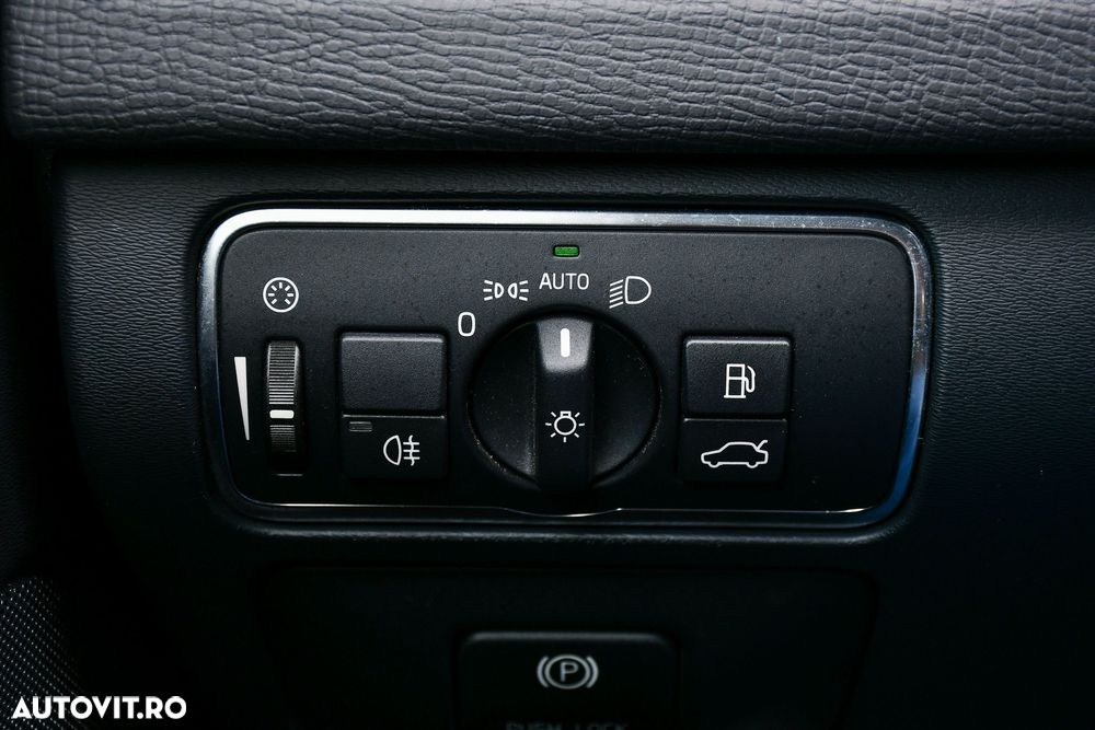 Volvo XC 60 D5 AWD Geartronic Momentum - 12