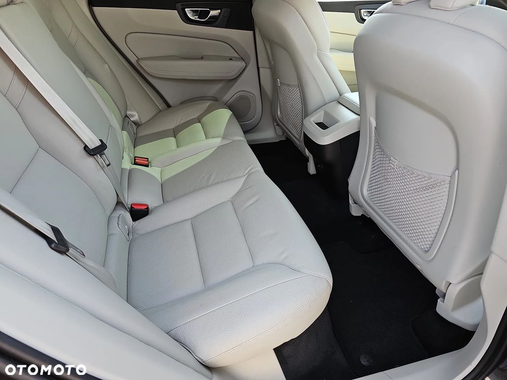 Volvo XC 60 B4 D Plus Bright - 22