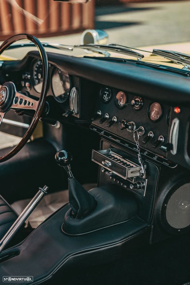 Jaguar E-Type - 12