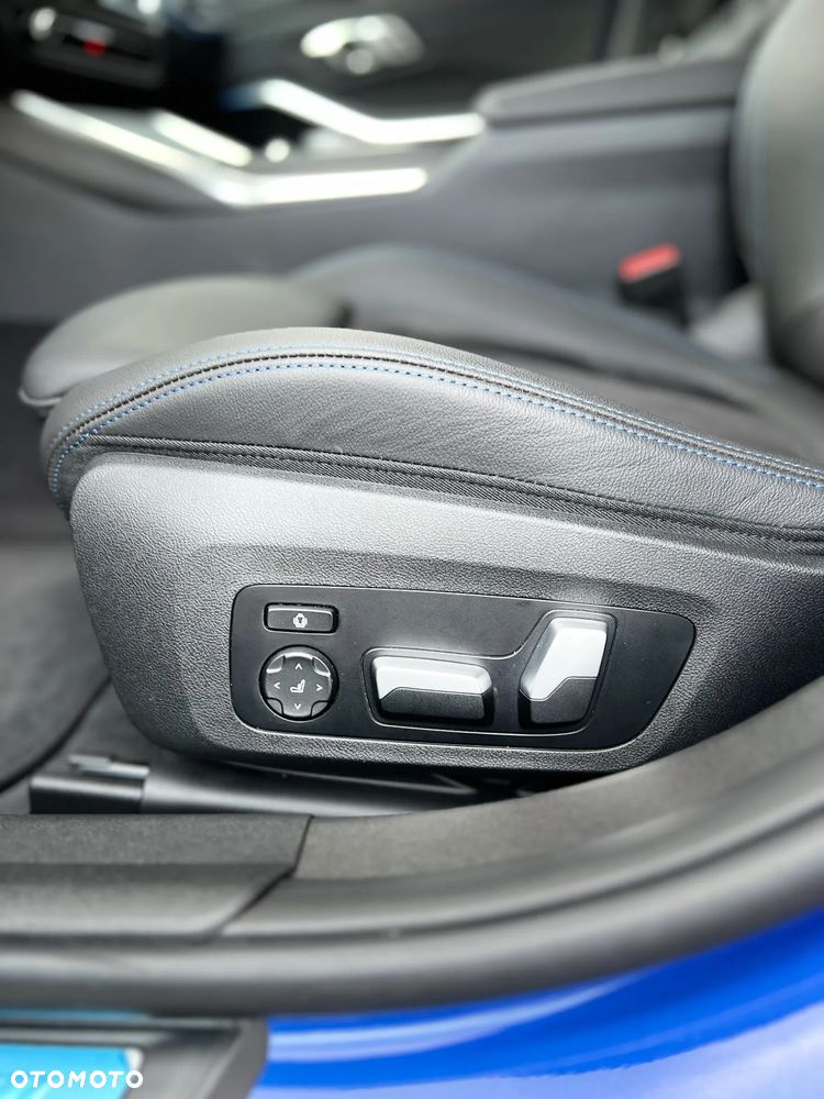 BMW Seria 3 330e M Sport - 27