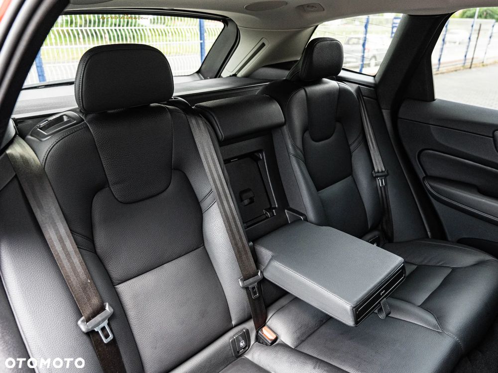 Volvo XC 60 B4 D AWD Plus Dark - 27