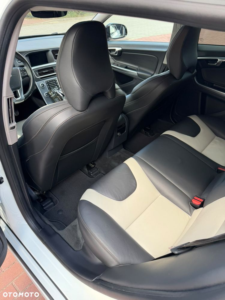 Volvo V60 Cross Country T5 AWD Momentum - 4