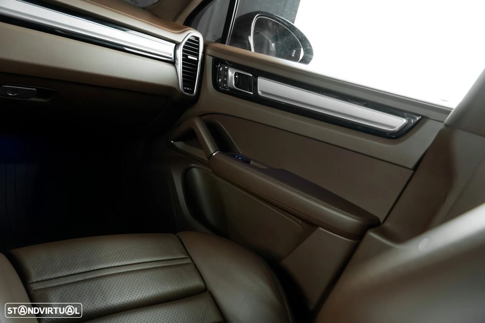 Porsche Cayenne Coupé E-Hybrid Platinum Edition - 29