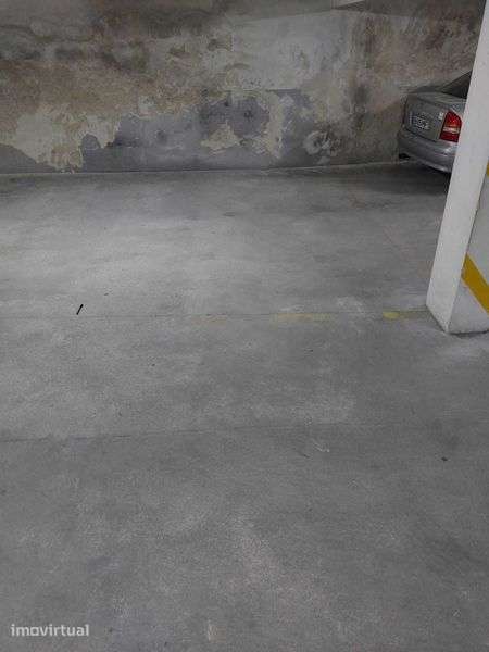 Lugar de garagem no centro da Marinha Grande - Grande imagem: 2/3