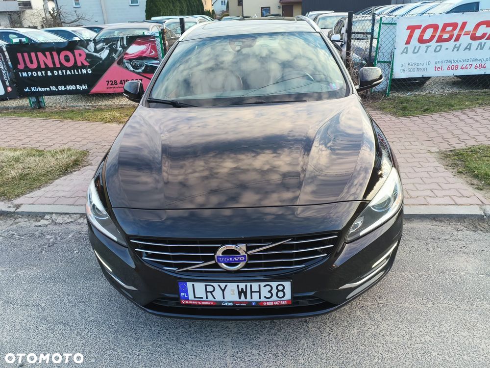 Volvo V60 D6 AWD Plug-in Hybrid R-Design Momentum - 23