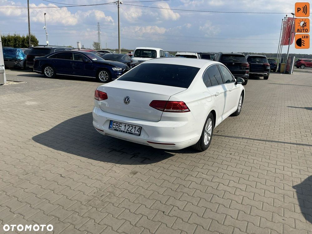 Volkswagen Passat - 1