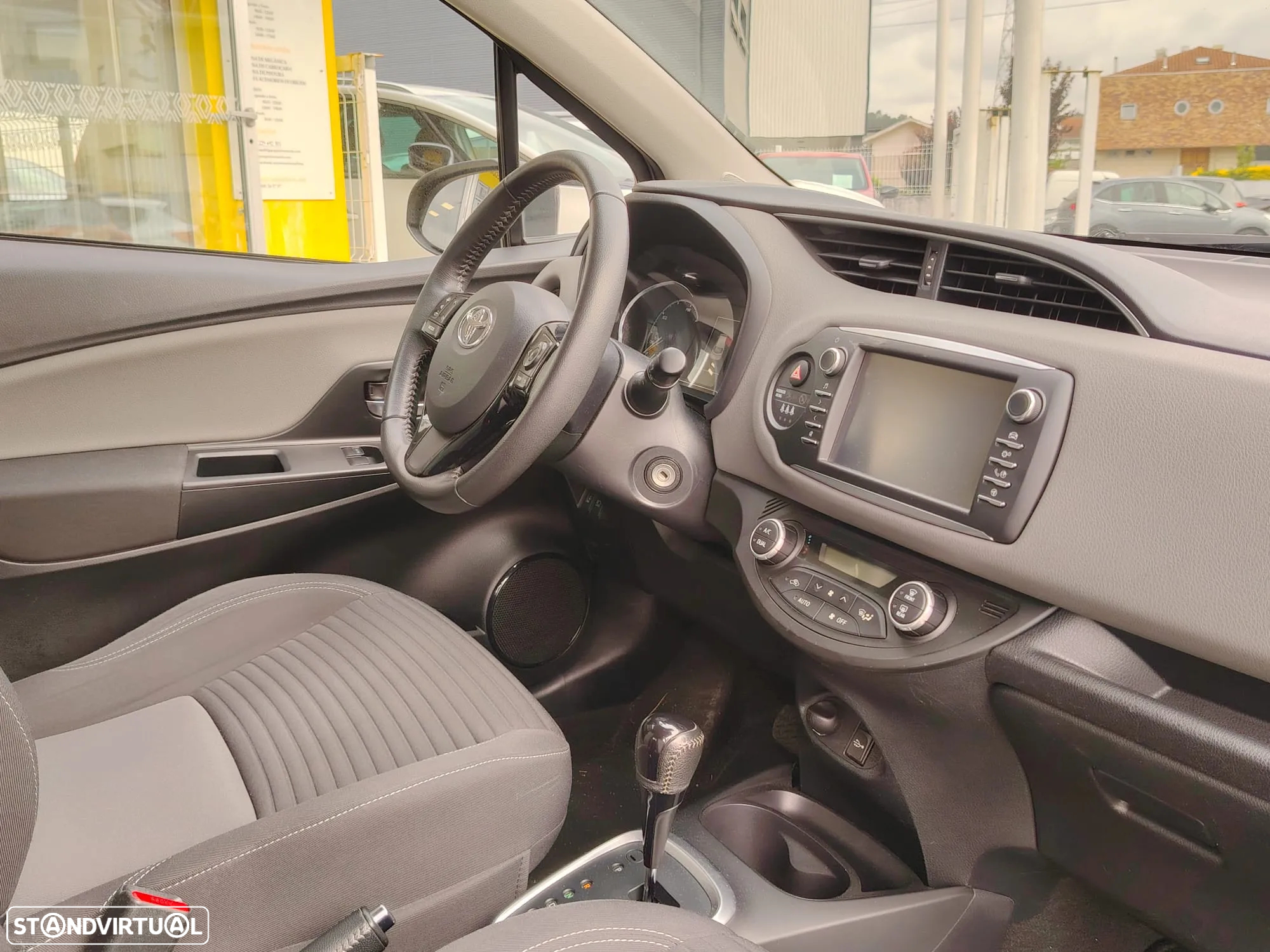Toyota Yaris 1.5 HSD Comfort+P.Style - 10