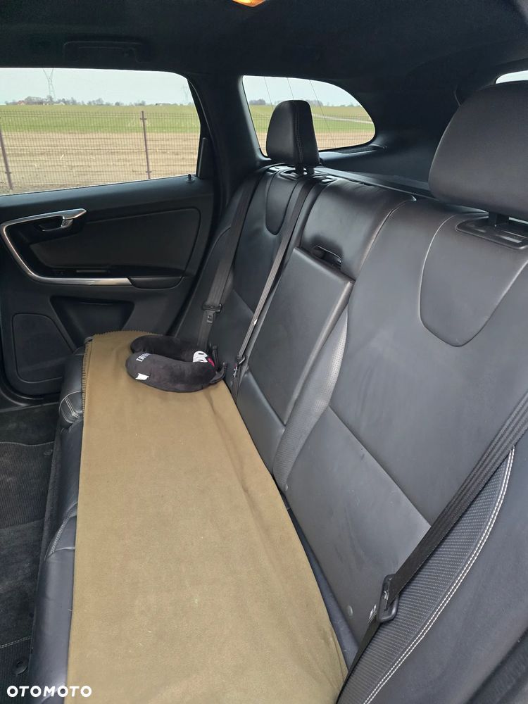 Volvo XC 60 D5 AWD R-Design Momentum - 8