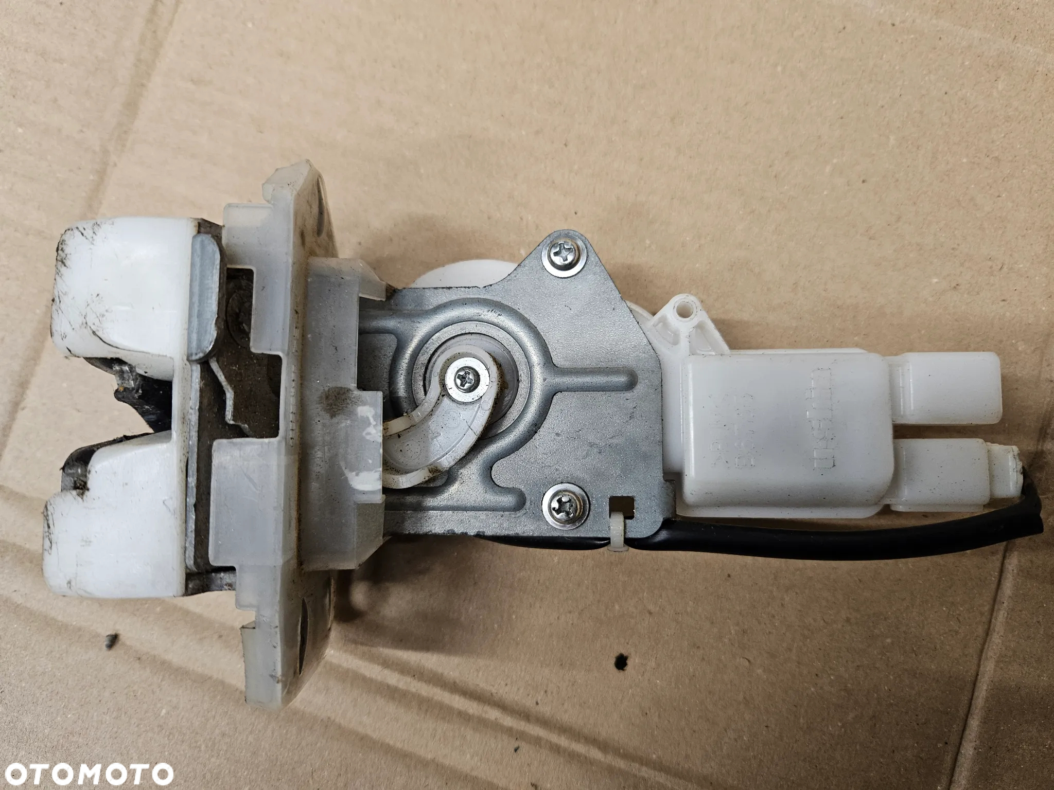 Suzuki Swift MK6 zamek klapy - 2