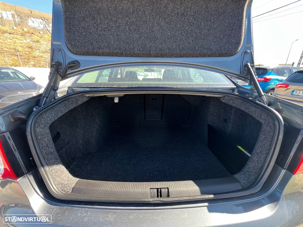 VW Jetta 1.6 TDi Confortline - 11