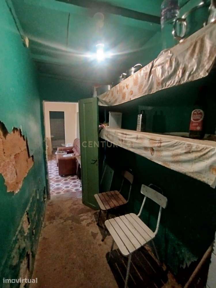Casa para Remodelar com quintal, em Espiche, a curta distância da Prai - Grande imagem: 5/17