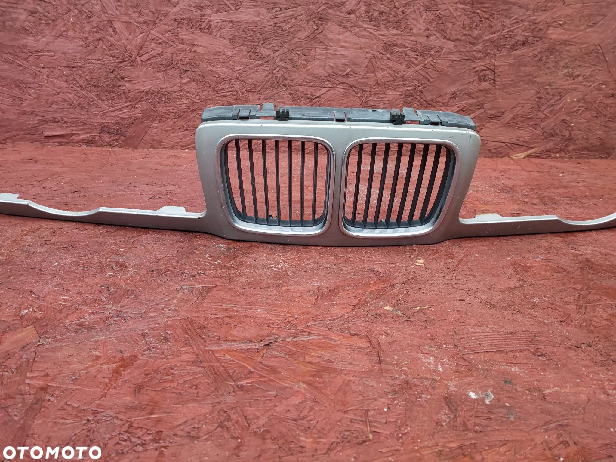 BMW E34 ORYGINALNY NOSEK / GRIL PRZEDNI + NERKI WĄSKA LAMPA PRZED LIFT W DOBRYM STANIE O NR. 1 978 880 / 1 973 835 OEM BEZ RDZY - 1