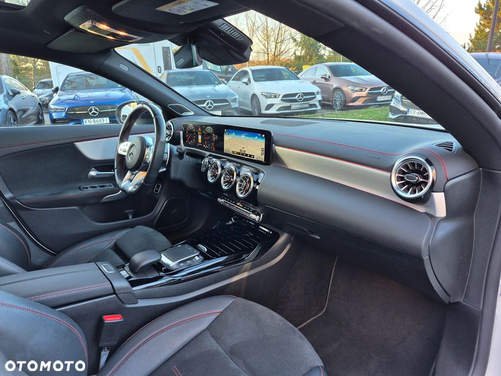 Mercedes-Benz CLA - 32