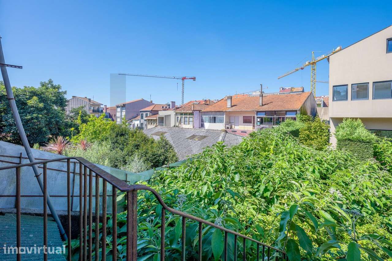 Moradia de 2 andares com jardim e garagem, na Rua do Bonjardim - Porto - Grande imagem: 3/34